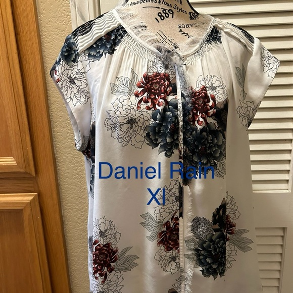 Daniel Rainn Tops - Daniel Rainn cap sleeve shirt - white with blue and burgundy red floral